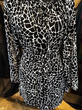 Chico’s Travelers Black & White Giraffe Print Long Sleeve Dress